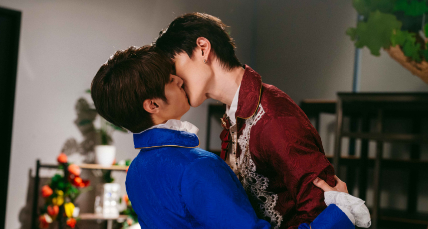 BL劇《秘密關係》首播送上3激吻！竹馬看電影起反應　成晞竟熱心解褲頭挑逗：要不要互相幫忙？